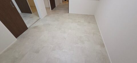 京都市内の賃貸物件で施工した石目調フロアタイル事例紹介