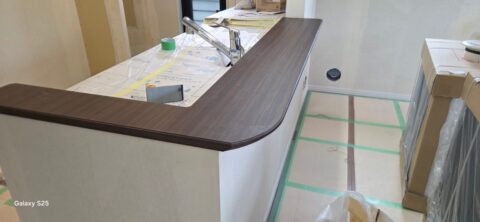 奈良市の新築戸建でキッチンカウンターを木目調に施工した事例